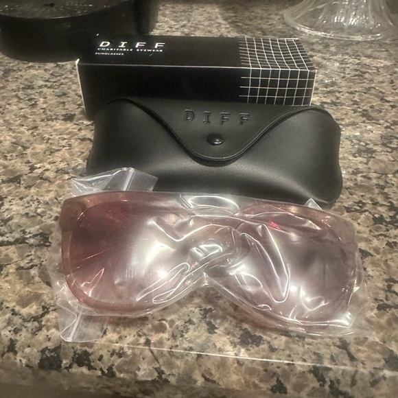 COPY - COPY - DIFF Maya Sunglasses - Picture 5 of 5